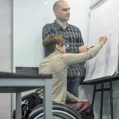 Поддержка инвалидов через предоставление услуг и ситуационную помощь