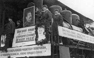 Pervyi_poezd_leningrad_07_02_1943