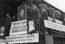 Pervyi_poezd_leningrad_07_02_1943