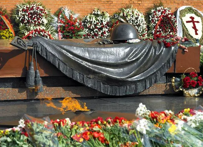 https://upload.wikimedia.org/wikipedia/commons/thumb/7/7b/Tomb_of_the_Unknown_Soldier_%28Moscow%2C_2004%29.jpg/1280px-Tomb_of_the_Unknown_Soldier_%28Moscow%2C_2004%29.jpg